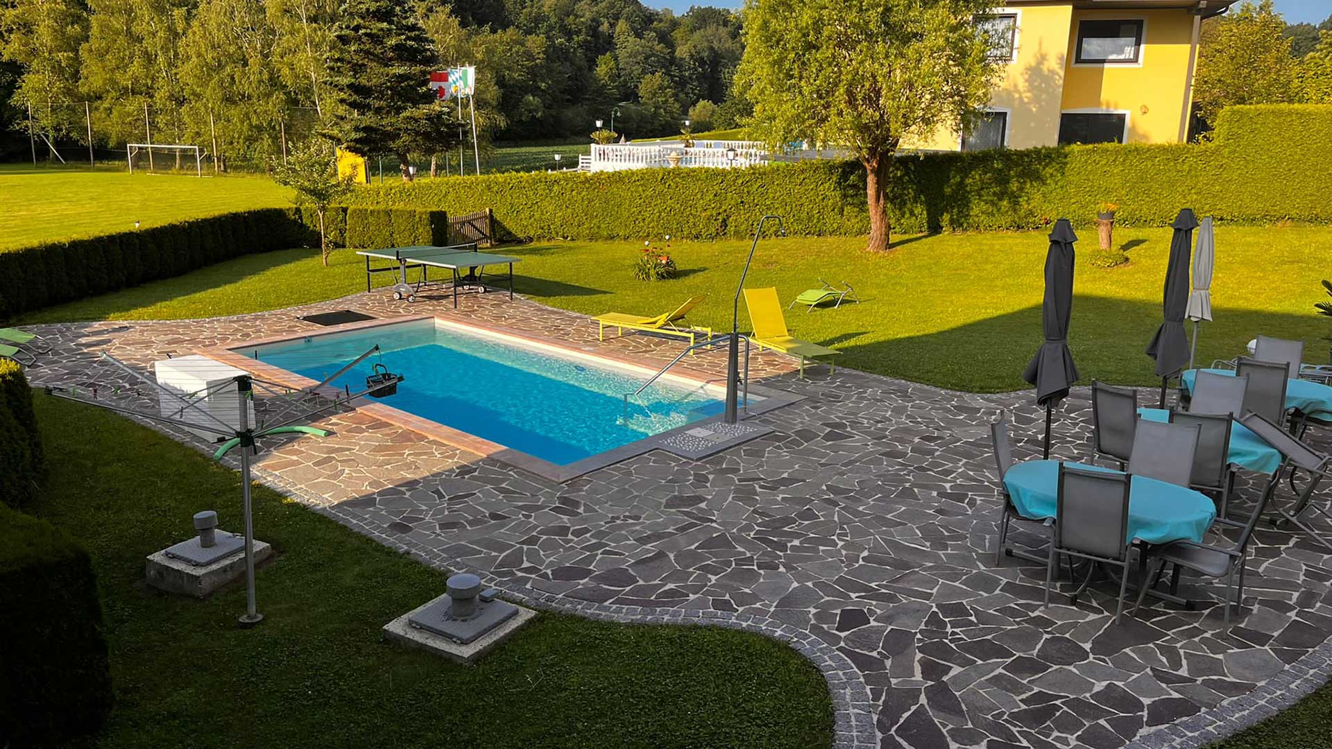 Pool- u. Gartenanlage